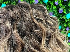 pelo rizado en salón de belleza