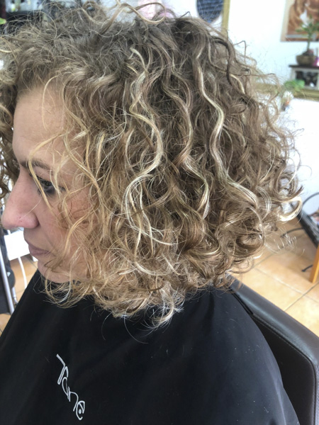pelo rizado corto con tinte